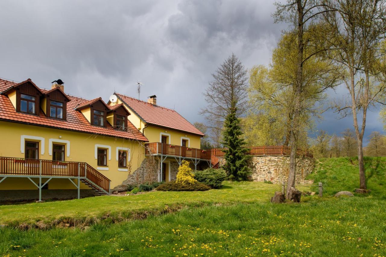 Mlyn Kamenice Klucenice Buitenkant foto