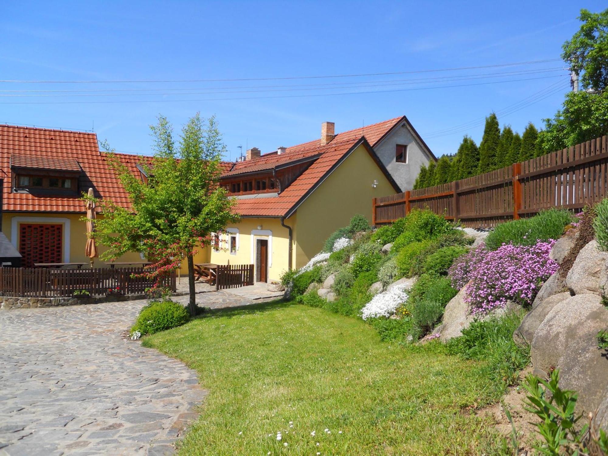 Mlyn Kamenice Klucenice Buitenkant foto
